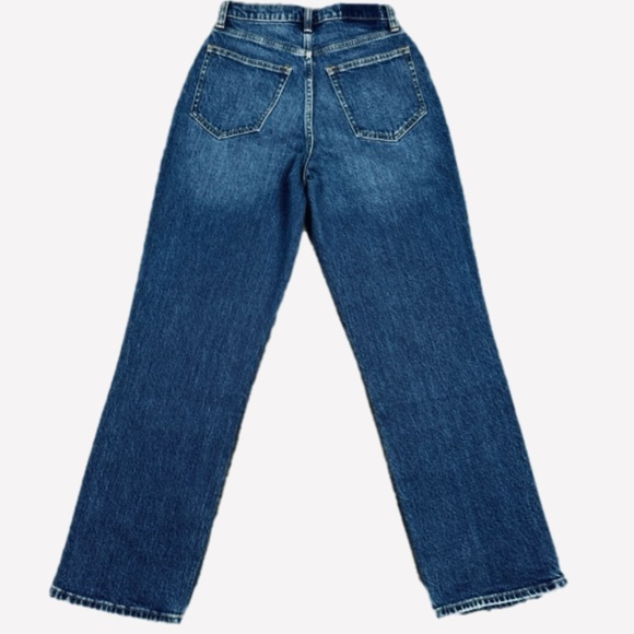 A&F Curve Love 90s Straight Ultra High Rise Dark Wash Ripped Jeans - Picture 4 of 13